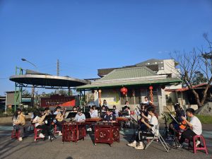 絲竹樂團校門口快閃合照